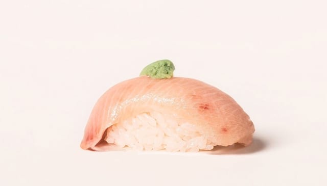 N11 Nigiri Yellowtail/2Pcs / Raw Fish.